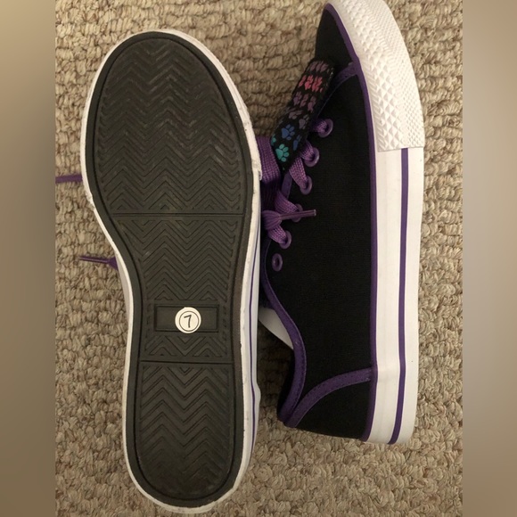 NWT black sneaker sz 7 w/ multi colored paw prints on flap. Purple shoe laces - Picture 9 of 9